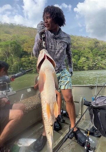 Amigos vean que pez tan grande sacamos en el río humúya primer vez que veo un pez de estos 🤯🤯💯🇭🇳🇭🇳 #pesca #peces #pecesenelrio #riohumuya