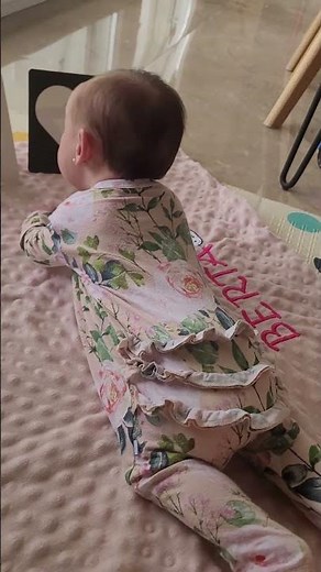 Simple activities to stimulate your 2-month-old baby: Vision and Motor Development 👶✨