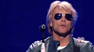 Wanted Dead Or Alive interpretada por Bon Jovi. La canción fue escrita por el líder y vocalista de la banda Jon Bon Jovi, co-escrita por el guitarrista Richie Sambora y producida por Bruce Fairbairn, lanzado como el tercer sencillo del tercer álbum de estudio Slippery When Wet (1986). | Videos Musicales Solo En Hd