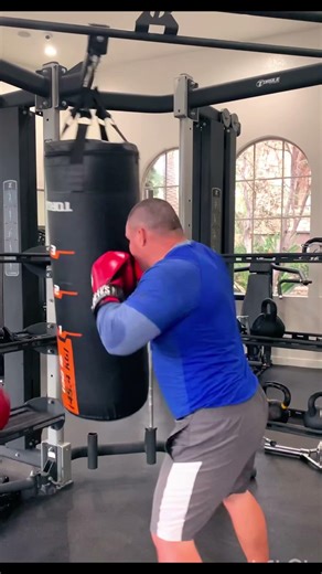 Hooks to the head and body on the heavy bag #boxing #boxingtraining #heavybagworkout