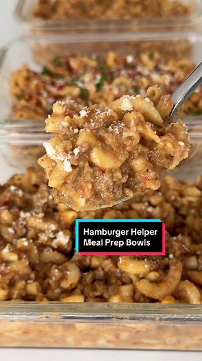 HIGH PROTEIN, LOW CALORIE hamburger helper meal prep bowls 🍔 🧀🤤 Macros (per serving/bowl) ⬇️ 463 calories 44g protein 48g carb 11g fat Servings: 5 bowls Prep time: 5 minutes Cook time: 25 minutes Ingredients (5 servings) ⬇️ 1 tsp olive oil 1.5 lb lean ground beef 1 tsp garlic paste 1 tsp salt 1/2 tsp garlic powder 1/2 tsp paprika 1/2 tsp chili powder 3 cups beef broth 1 cup fat free milk 2 tbsp half and half 3/4 cup marinara 2.5 cups macaroni 1/2 cup reduced fat cheddar cheese ➡️ Cook over me