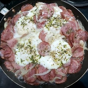 Mistura simples, mas muito gostosa 😊😋 INGREDIENTES: - 2 calabresas defumada - suco de 1 limão - 2 cebolas médias - orégano a gosto - pimenta do reino a gosto - sal a gosto - quantidade de ovos a gosto | Receitas e Dicas