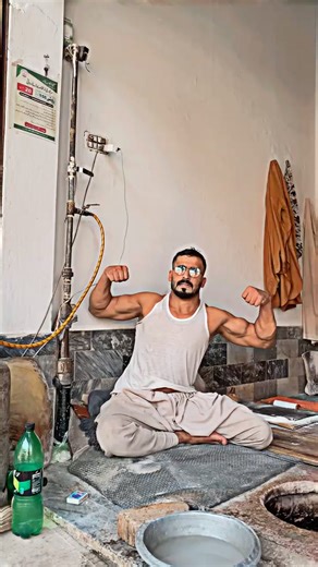 #foryou #fyp @BR★__★🎀 @🤫😈Pathan ارشاد💪🤫 @𝐆𝐘𝐌_𝐁𝐎𝐘💪 | bodybuilder vs boxer in the gym video