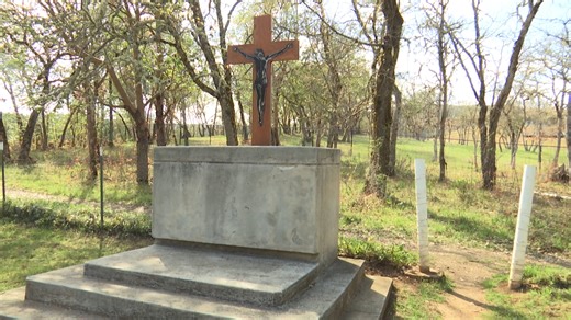 Southern Oregon residents help restore symbolic cross at historic Jacksonville Cemetery - KOBI-TV NBC5 / KOTI-TV NBC2