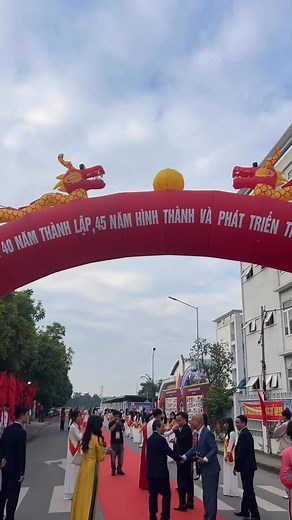 67K views · 903 reactions | “ Mê Linh Mê Linh Chung Một Mái Trường Bạn Bè Vui Khắp Miền Đổ Lại Đèn Sách Bên Nhau Mệt Mài Khuya Sớm Bên Thầy Cô Ấm Áp Tình Thương. “ Chúng ta đã chính thức lại một lần nữa khoác lên mình màu áo và quay trở lại trường THPT Mê Linh thật rồi  | Trường THPT Mê Linh - Hà Nội | Facebook