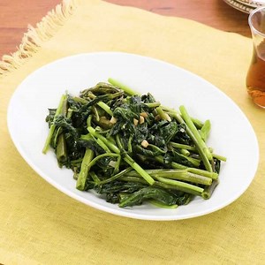 空芯菜だけで簡単10分！空芯菜のにんにく炒めのレシピ | デリッシュキッチン