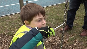 Der siebenjährige Micha hat sich als Spielplatztester in Sinsheim beworben