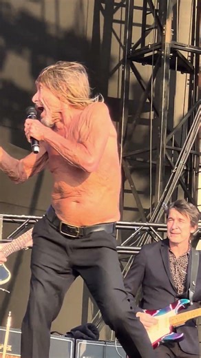 👕🎸 Red Hot Chili Peppers ft. Iggy Pop came for the volume, forgot the fabric #RHCP #iggyPop
