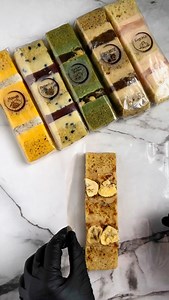 BANANA ENGLISH TOFFEE CAKE A soft and moist banana cake loaded with homemade crunchy toffee bits, frosted with gorgeous English Toffee Buttercream - perfect for warmer days! Another delicious flavor from my Spring/Summer Flavorcard! All my courses are on sale right now, so it’s the best time to grab your favorites. Comment ‘Sale’ and I’ll send you the link! | Funky Batter