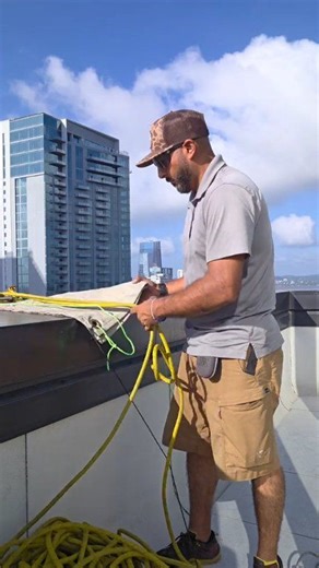 Rope Work Persiapan matang harus dilakukan sebelum memulai pekerjaan di ketinggian. What do you think? cr: @drodriguezlll956 #rope #ropework #ropeaccess #knots #rescue #safety #safetyfirst #ropetraining #fblifestyle #outdoorequipment #ropeaccess #vertical #hobbies #winterseason #communitysharing #tutorial | Luno Nilza