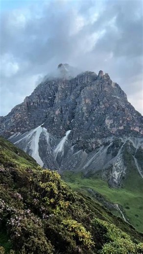 感受一下川西小巴塔，中国国家地理，点名的宝藏神山，这里不是瑞士，是四川康定！被称为“川西巴塔哥尼亚”的 加米峰，金字塔形的山体在云海中若隐若现，真的美到词穷，随手一拍都是人生照片！📸#加米峰 #藏区神山 #希尔巴 兄弟们冲！