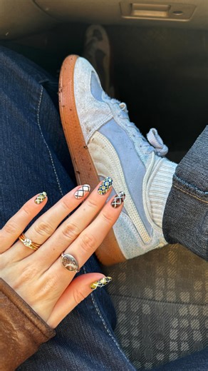 ✨Cate✨ on Instagram: "🤎Argyle nails tutorial🤎 I thought and thought and thought about how to do these nails, and the steps below are what I come up after some trial and error! - I opted to draw a map with my base colour- because I was doing such a contrasting colour, I didn’t want to mess up - After I had my map, I then filled in the argyle diamonds one by one - Finally I added the detail lines of the argyle If you have any questions, let me know🫶 Product details in my last post🤎 #nailtutori