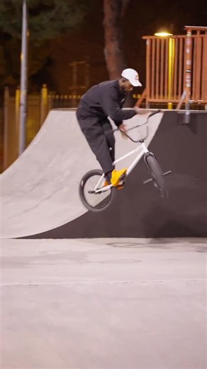 Courage Adams on Instagram: "Some spinning exercises🌪️💃🏽/ #bmx #bikes @flybikesbmx @redbullbike @vansbmx66"