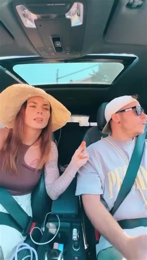 @henningmerten Familie Merten bei 40 grad in Weihnachtsstimmung 😅👌🏼#christmasvibes #summertime