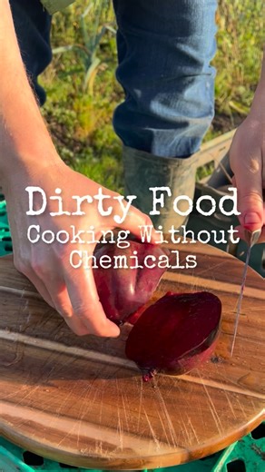 Chemical Free Beetroot Juice 🫜 An easy way to get the best from beets is to juice it raw (hang on to that pulp) and don’t peel it! Beetroot is a phenomenal vegetable with a long list of beneficial health properties from antioxidants, anti-inflammatory, gut health, post menopausal, lowers blood pressure, and so much more… The last thing we want to do is replace all those anti-cancer fighting properties with a cocktail of toxic chemicals as well as that, many pesticides are systemic which can’t b