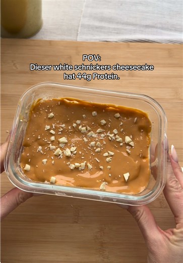 ⬇️🤍 White Snickers Cheesecake 🥣 ZUTATEN * 220 g Magerquark * 15 g ESN Designer Whey Vanilla Ice Cream ➡️ -20% ESN Code: VICCES 🎀 * 15 g Vanillepuddingpulver * 70 ml Wasser * 2 Scoops ESN Flavour Powder White Chocolate ➡️ -20% ESN Code: VICCES 🎀 🍫 TOPPING * 60 g High Protein Pudding Karamell * 5 g weiße Schokolade (klein gehackt) 👩🏽‍🍳 ZUBEREITUNG 1️⃣ Alle Zutaten für den Teig cremig verrühren 2️⃣ Die Masse in eine mikrowellengeeignete Form geben. 3️⃣ Mikrowelle: 3 x 1:30 Minuten bei 450 W