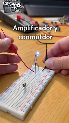 El transistor NPN permite controlar el flujo de corriente entre colector y emisor usando una pequeña corriente en la base. Se utiliza como amplificador y conmutador en circuitos electrónicos, permitiendo manejar señales y cargas mayores. | Desvare 5070 tutoriales de electronica