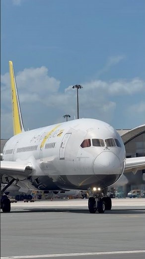 Royal Brunei 🇧🇳 B787-8 Dreamliner ￼ Ready for Takeoff Hong Kong to Brunei