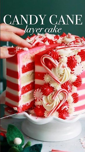 Candy cane cake with stripes inside and out 😍 recipe at sugarandsparrow.com #christmascake #cake