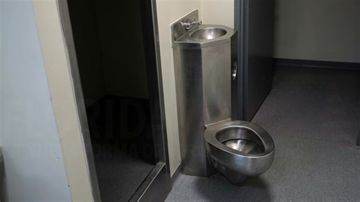 🚨 EXCLUSIVO: Así es la celda de NICOLÁS MADURO en el ADMAX de Brooklyn | Investigación de Florida News ¿Cómo vive realmente Nicolás Maduro en su reclusión? En esta entrega especial de Entrevistas con Alejandro Chaves, el equipo de investigación de Florida News Miami revela imágenes exclusivas y reconstrucciones forenses de alta precisión del lugar donde se encuentra confinado el exmandatario venezolano. No es una ilustración más: es un trabajo basado en informes oficiales del Buró Federal de Pr