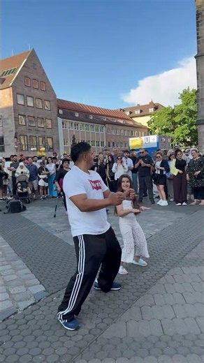 Niña baila mejor que el profesor danza urbana. Breaking Break dance show Nuremberg baile