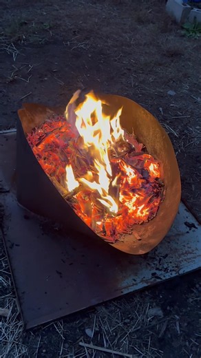無煙炭化器の効率の良さがよくわかります、 これだけの量の炭がまとめて作れます。 火をつけてから消すまで45分くらいです。 ほとんど灰にならず、 歩留まりがとても良いです。 炭化器が変形してなければ、 もっと効率よく、、、 って、それは言わない約束です🤣 | いなかラボ-Inaka.Lab