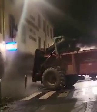 Farmers protest new laws by covering police station in cow 💩