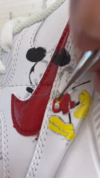 Custom Mickey & Minnie Mouse Air Max 90’s 🐭 #customs #art #disney #mickey #mickeymouse #minnie #minniemouse #nike #airmax #design #paint #customshoes #customsneakers