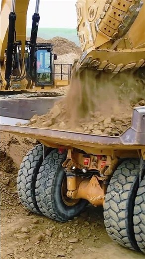 🔥 Cat 6015B Epic Loading - Massive Power in Every Bucket! 💥🚜