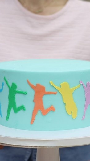 Emily | British Girl Bakes | Cake Decorating | Yes, I’m using my absolute favourite trick for smooth frosting: a metal cake comb + a blowtorch 🔥 Game changer. 🎥 Want to try this cake... | Instagram