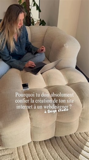 👱🏼‍♀️Camille | Webdesign & Community Manager on Instagram: "Pourquoi tu dois absolument confier la création de ton site internet à un webdesigner ? ✨👀 Voici ce que je mets en place lorsque je crée un site internet sur mesure pour mes clientes 🌞✨ : - Un design sur mesure et unique : Je tiens à ce que chaque site que je conçois soit totalement unique et ne ressemble à aucune autre de mes création. Mes clientes sont uniques, leur business aussi, leurs valeurs aussi et pour cela je prends le tem
