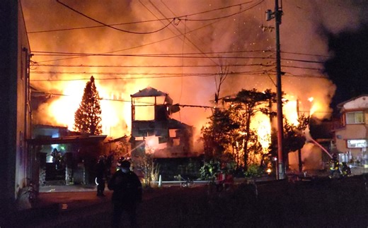 【動画】高知市朝倉で火災、民家３棟全焼　火元から１人の遺体が見つかる | 高知新聞