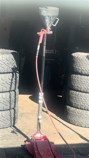 He having a bit of trouble trying to remove this 22 inch tire off the rim 😬