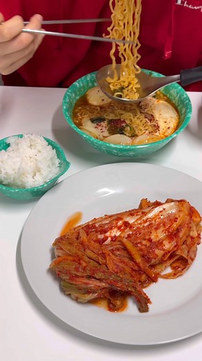 Kimchi Ramen = Best Combo Ever 🔥🍜 Homemade well-fermented napa cabbage kimchi with spicy, comforting ramen. Simple, warm, and unbeatable. What’s your go-to comfort combo? #kimchi #homemadekimchi #napacabbagekimchi #ramen #koreanfood #koreanramen #ramennoodles #cookingathome #homemadefood #fyp #woogucook | imwoogu