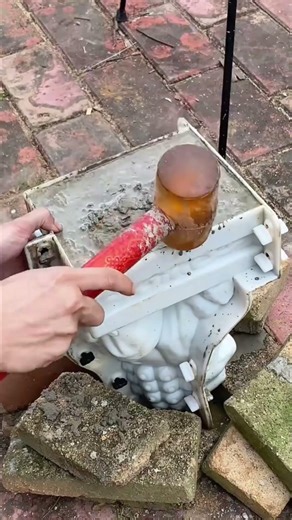 セメントで魚の形をした飾りを作る