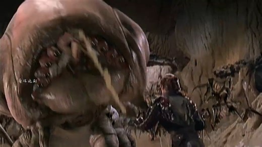 大量外星虫攻击地球，唯有消灭外星虫首脑人类才能得到解救