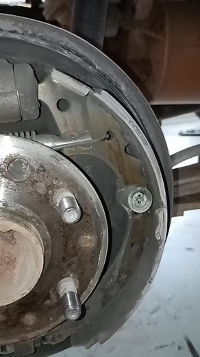 Tips how to replace brake springs and brake shoe #fypシ゚ #reelsvideoシ #fbreelsvideo | William Yhamz Lomio