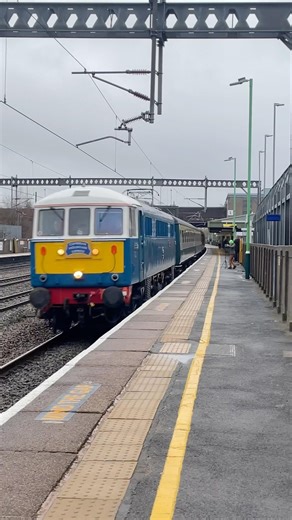 86259 passing Tamworth with the Cumbrian mountain express