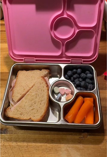 Simple kindergarten lunches! #kindergarten #kindergartenlife #kindergartenlunch #lunchbox #lunchboxideas #lunchboxideasforkids #simplelunch #kidslunch #kidslunchideas #americaningermany #livingabroad #militaryfamily #militarywife #cookwithme #packmykidslunchwithme