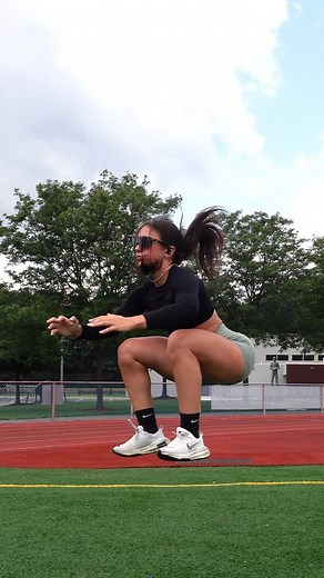 Lindsey Leppo - Athletic Training + Hybrid Coach on Instagram: "BEGINNER PLYOMETRICS Plyos isn’t hard, it’s simply intimidating This is the exact workout I would put someone through if they came to me and said “put me through a plyos day” without much athletic background 👏🏼 Here’s the rundown : 👉🏼 TUCK JUMPS - use the pogo hops to keep momentum up, this will make the tuck jump a bit easier 👉🏼 SL MINI HOPS - pro tip : if your core isn’t engagement, forget it - get that CORE ACTIVATED 👉🏼 R