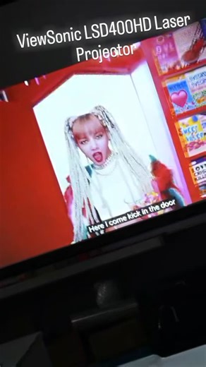 【🚚商教投影新貨】ViewSonic LSD400HD 高亮雷射投影機到港！直播測試色彩艷麗，CP值爆燈💡 專為需要穩定、高亮大畫面的會議室、教室及展覽場地設計！ViewSonic LSD400HD 雷射投影機 新貨抵港，以強大性能適應多種專業環境。 💡 核心優勢：高亮、靈活、耐用 · 4,000高流明 & 全高清：即使在燈光明亮的環境中，也能投射出清晰銳利的300吋大畫面，確保每位觀眾都能看清內容。 · 1.1倍光學變焦鏡頭：提供更靈活的安裝距離調整，無需移動機身即可輕鬆調整畫面大小，安裝更簡便。 · 專業級耐用設計：採用IP6X防塵密封光機與30,000小時長壽命雷射光源，有效防塵，穩定可靠，大幅降低維護成本。 · 極致安裝靈活性：支援360度投影與四角校正功能，無論是桌面、吊裝還是特殊角度的創意展示，都能輕鬆實現。 【🚛 到貨資訊】 ViewSonicLSD400HD 高亮雷射投影機現貨已到港！是升級商務演示、課堂教學或展覽展示方案的可靠選擇。 產品專頁🔗：https://www.projector.com.hk/product/viewsonic-lsd400hd/ 
