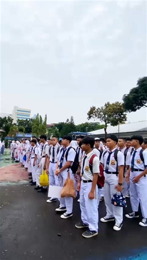 SMKN 1 JAKARTA OFFICIAL on Instagram: "📍 “Langkah pertama menuju masa depan dimulai hari ini.” Hari pertama MPLS (Masa Pengenalan Lingkungan Sekolah) di SMK Negeri 1 Jakarta berlangsung penuh semangat dan antusiasme. Para peserta didik baru mengikuti kegiatan pembukaan MPLS dengan tertib, dimulai dari sambutan kepala sekolah, pengenalan civitas sekolah, hingga pembekalan nilai-nilai karakter dan tata tertib sekolah. Dengan bimbingan dari para guru dan kakak OSIS, kegiatan berjalan lancar dan be