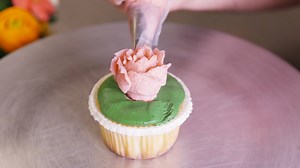 131K views · 114 reactions | Buddy Valastro AKA the Cake Boss has made so many frosting roses he can do it blindfolded. And if you don't believe that, you can see it for yourself. | SFGATE | Facebook