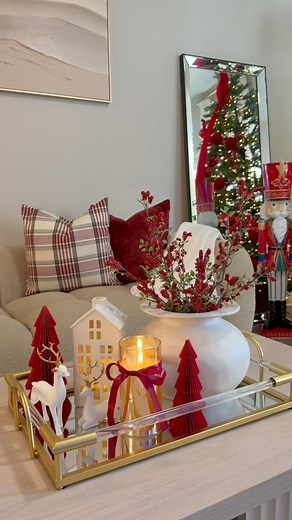 ✨ La magia también está en los detalles ✨ Un centro de mesa puede transformar por completo la decoración y llenar tu hogar de ese toque navideño que tanto nos encanta. Este lo hice con mucho amor, pensando en esos momentos donde la familia se reúne alrededor de la mesa. Cada ramita, cada luz, cada cinta… cuenta una historia. ❤️ Déjame saber si te gusta esta idea y comenta “CENTRO” si quieres los enlaces de todo lo que utilicé. #DecoraciónNavideña #CentroDeMesa #ChristmasDecor #HomeInspo #StyleBy