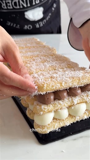 Burçin Arda|Pastry Chef on Instagram: "Pratik Pasta Su bardağı ölçüm 200 ml Malzemeler Krema için 800 ml süt(4 su bardağı) 100 g mısır nişastası(1 su bardağı) 20 g un(1 dolu dolu yemek kaşığı) 180 g toz şeker(1 su bardağı) 20 g tereyağ(1 yemek kaşığı) 1 paket vanilin(5 g) 50 g bitter çikolata 50 g beyaz çikolata 80 ml sıvı krema(40 ml 40 ml olarak ayrıyetten kullanıcaz)hadi yapalım şimdi🧑🏻‍🍳👩🏻‍🍳 Bir gece önce yapmanızı tavsiye ederim soğuması açısından,sütü,nişastayı,unu ve şekeri karıştır