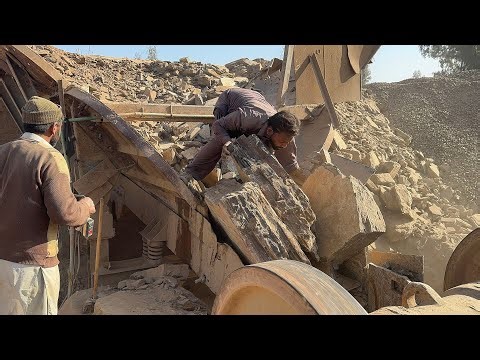 "BIG ROCK Crusher Machine - FULL Powerful Process) A GIANT in Action - Big Rock Crushing"