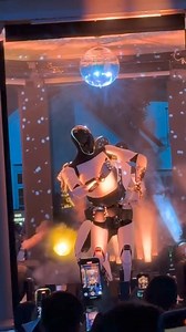 Même le ROBOT TESLA adore danser sur la zik de Radio ECN. 😂🤣😂🤣 Bientot on fera une soirée clubbing entre Robots. | ECN