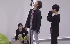 【CY花絮】周震南与文俊辉比高 闫桉默默加入