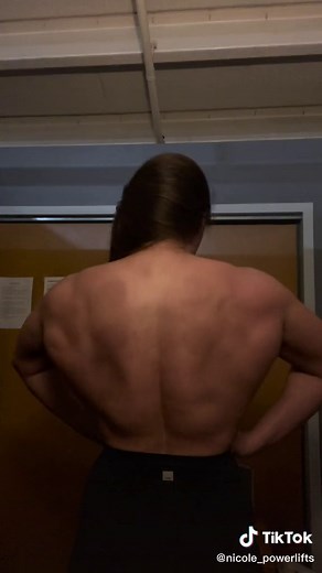 🔻Post back workout flex🔻 #latspread #bigback #wideback #girlswithmuscles #backmuscles #girlsthatlift #flexing #muscles #muscularwomen