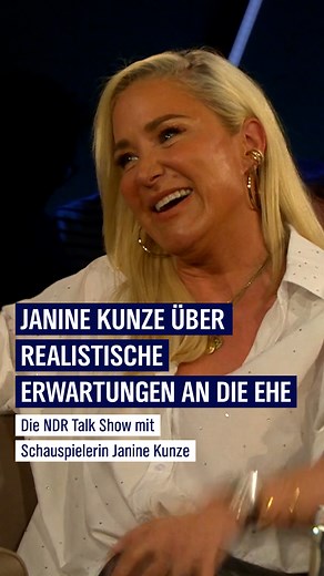 Ehe und Alltag: Die Schauspielerin Janine Kunze ist seit 22 Jahren verheiratet. In der NDR Talk Show spricht sie offen über die Herausforderungen des Ehelebens mit drei Kindern, zwei Karrieren und einem Hund. Hier geht's zum Talk: 👉 https://www.ndr.de/ndrtalkshow8858.html | NDR Fernsehen